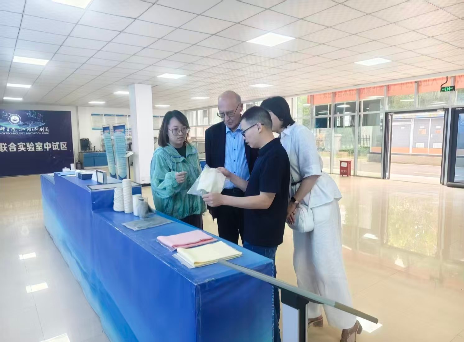 在展厅(联合实验室中试区),来宾详细了解功能纤维材料产品 在展厅(联合实验室中试区),来宾详细了解功能纤维材料产品